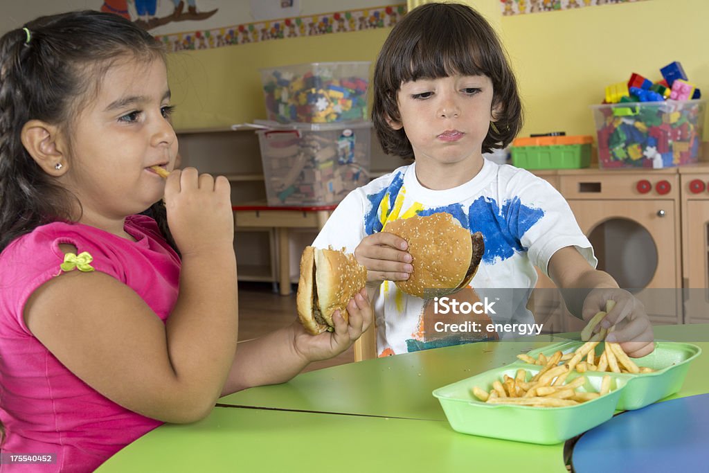 Bambini con hamburger e patatine fritte - Foto stock royalty-free di 4-5 anni