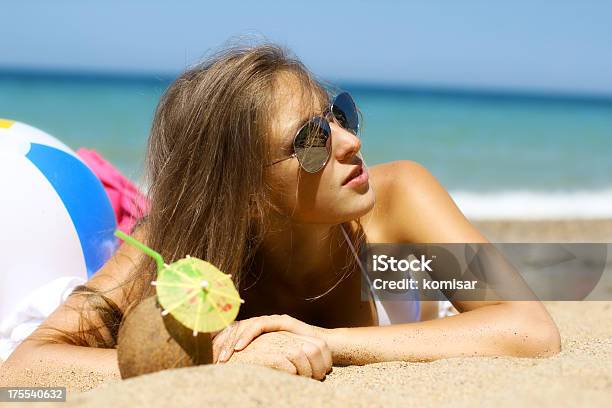Ragazza Rilassante Sulla Spiaggia - Fotografie stock e altre immagini di Abbronzarsi - Abbronzarsi, Adolescente, Adulto