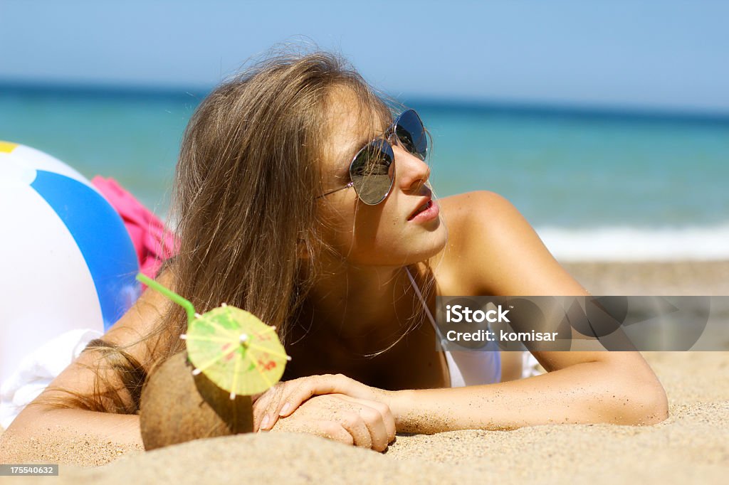 Mulher relaxante na praia - Foto de stock de 20 Anos royalty-free