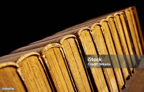 Alte Bücher Stockfoto und mehr Bilder von Bibliothek - Bibliothek, Goldfarbig, Gesetzgebung