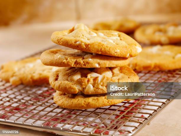 Noce Di Macadamia E Biscotti Al Cioccolato Bianco - Fotografie stock e altre immagini di Biscotto secco - Biscotto secco, Cioccolato bianco, Noce di macadamia