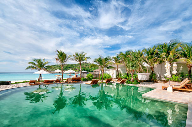 la piscina del complejo turístico tropical con palmeras y al mar - swimming pool resort swimming pool poolside sea fotografías e imágenes de stock