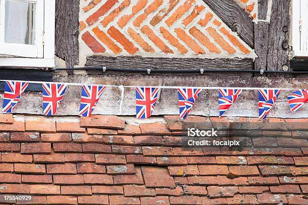 Union Jack Bunting Flags En Tudor Edificio En Inglaterra Foto de stock y más banco de imágenes de Bandera del Reino Unido