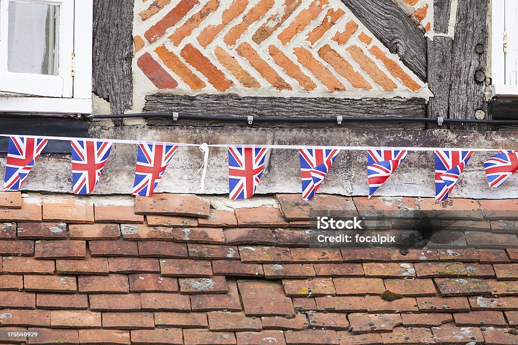 Union Jack овсянка флаги на Tudor здание в Англии - Стоковые фото Британский флаг роялти-фри