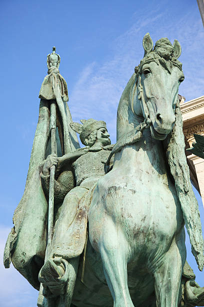 statue of węgierski chieftain w bohaterowie square. budapeszt. - chieftain tank zdjęcia i obrazy z banku zdjęć