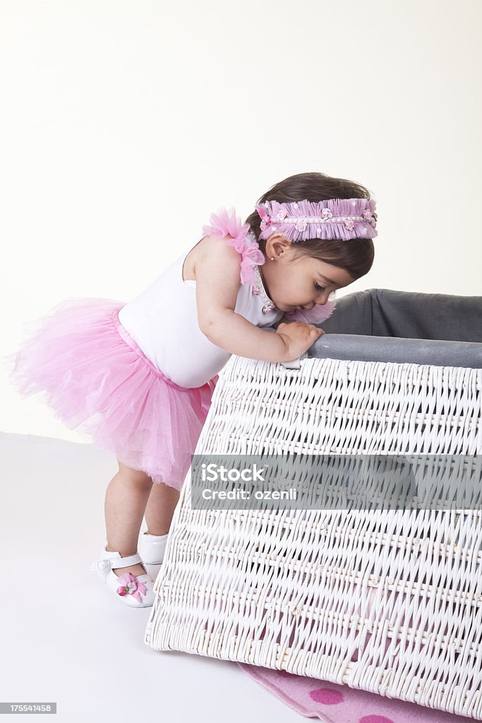Szczęśliwe dziecko w polu Paczka z zabawka - Zbiór zdjęć royalty-free (6 - 11 miesięcy)