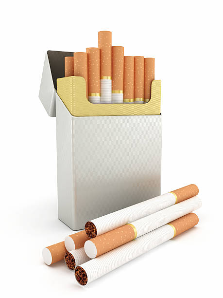 caja de cigarrillos y los cigarrillos - paquete cigarrillos fotografías e imágenes de stock