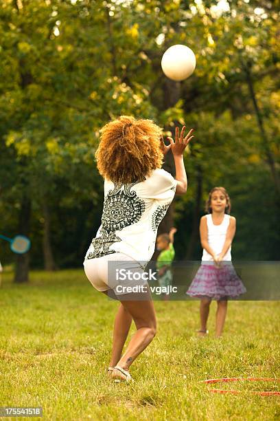 Mutter Und Tochter Spielen Volleyball Im Freien Stockfoto und mehr Bilder von Volleyball - Mannschaftssport - Volleyball - Mannschaftssport, Volleyball - Spielball, Parkanlage