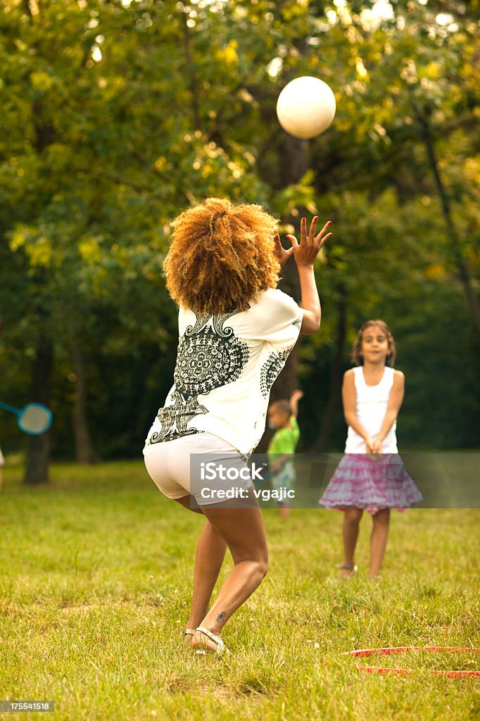 Madre e hija jugando voleibol al aire libre. - Foto de stock de Juego de vóleibol libre de derechos