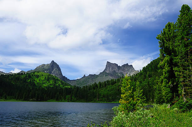 горы озеро в национальном парке ergaki, россия - schreckhorn uncultivated tree summer стоковые фото и изображения