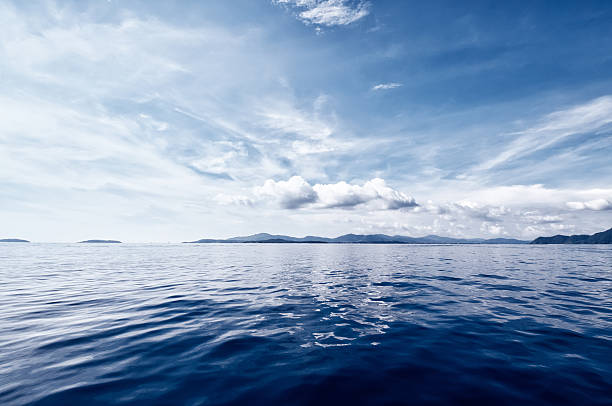 темно-синий океан - motorboating travel vacations transportation стоковые фото и изображения