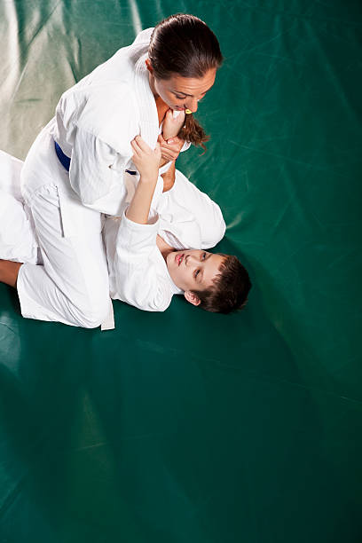 jiu jitsu armbar-chave do monte - wrestling mat - fotografias e filmes do acervo