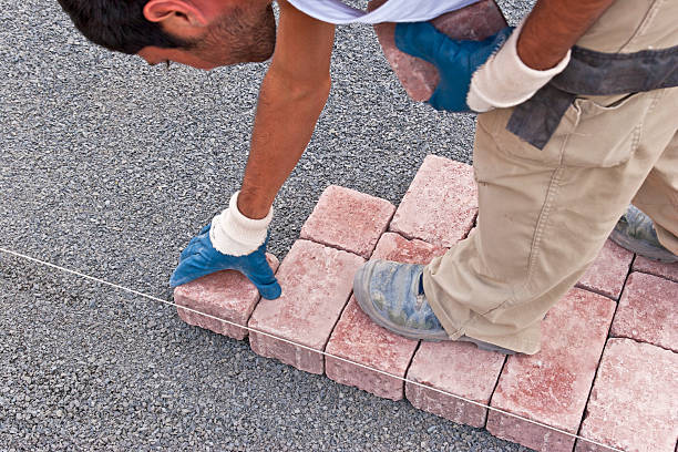 paver en el trabajo - construction material material brick building activity fotografías e imágenes de stock