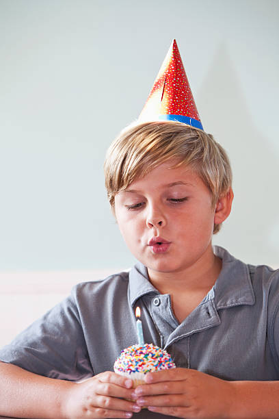 menino com cupcake de aniversário - sc0563 - fotografias e filmes do acervo