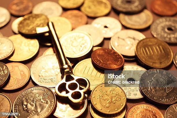 ゴールドの合鍵に積み上げられた硬貨の山 - 25セント硬貨のストックフォトや画像を多数ご用意 - 25セント硬貨, あこがれ, イギリス通貨