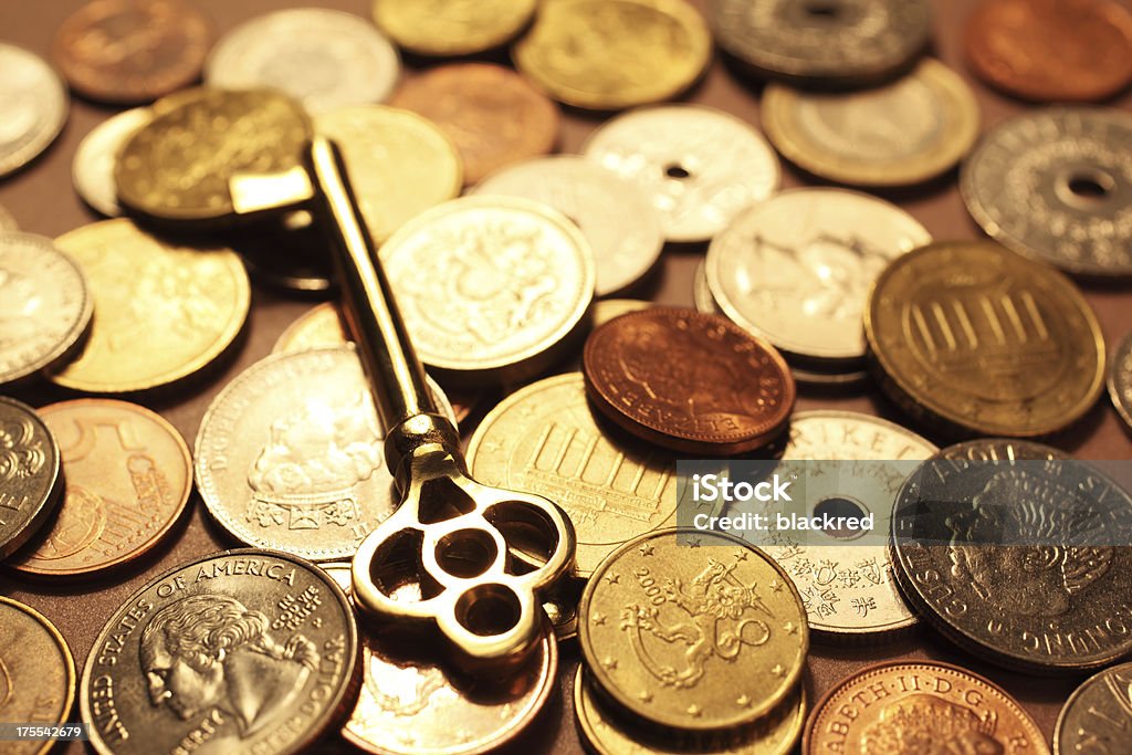 Złoty Stary klucz na stos monet - Zbiór zdjęć royalty-free (Antyczny)
