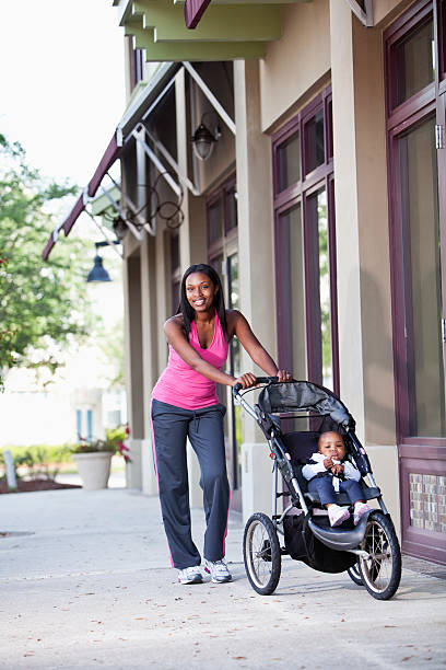 африканская американская мать толкать детская коляска на тротуар - sc0546 стоковые фото и изображения