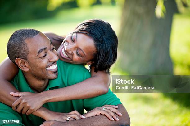Glückliche Paar Stockfoto und mehr Bilder von Afrikanischer Abstammung - Afrikanischer Abstammung, Afro-amerikanischer Herkunft, Ehefrau