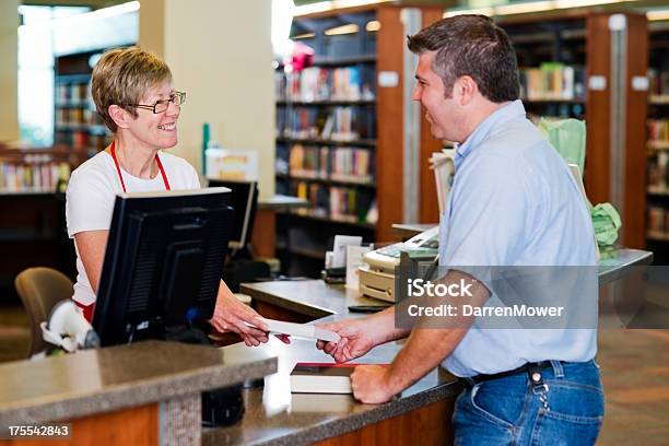 Foto de Biblioteca Do Checkout e mais fotos de stock de Balcão de pagamento - Balcão de pagamento, Bibliotecário, Biblioteca