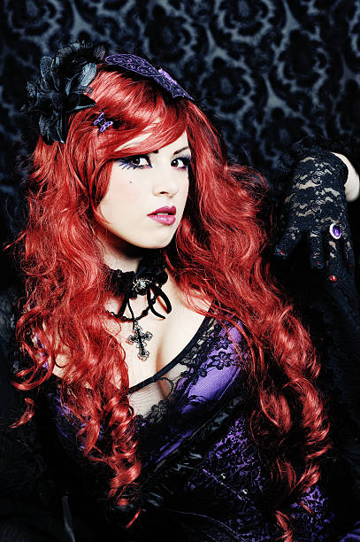 gotica di donna con i capelli rossi e viola abito in posa - fashion gothic style lace women foto e immagini stock