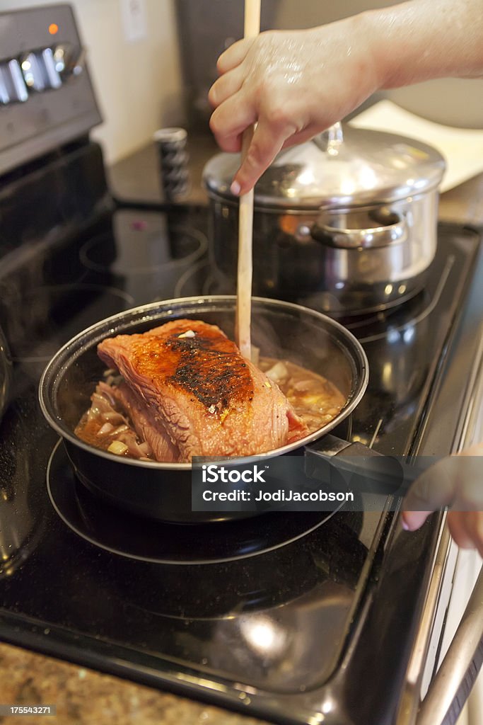 Alimentos: Carne de Vaca Preservada em Salmoura e Repolho cozinhar no Fogão - Royalty-free Alimentação Saudável Foto de stock