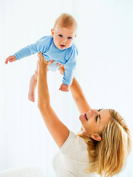 młoda matka gra z jej ładny baby boy. - family mouth open vertical mother zdjęcia i obrazy z banku zdjęć