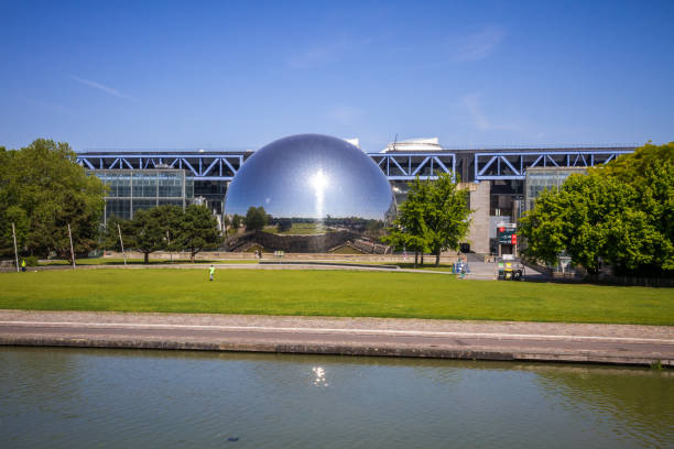 La Geode Omnimax Theatre in Parc de La Villette, Paris, France Paris - France - June 05, 2023 : La Geode Omnimax Theatre in Parc de La Villette la geode stock pictures, royalty-free photos & images