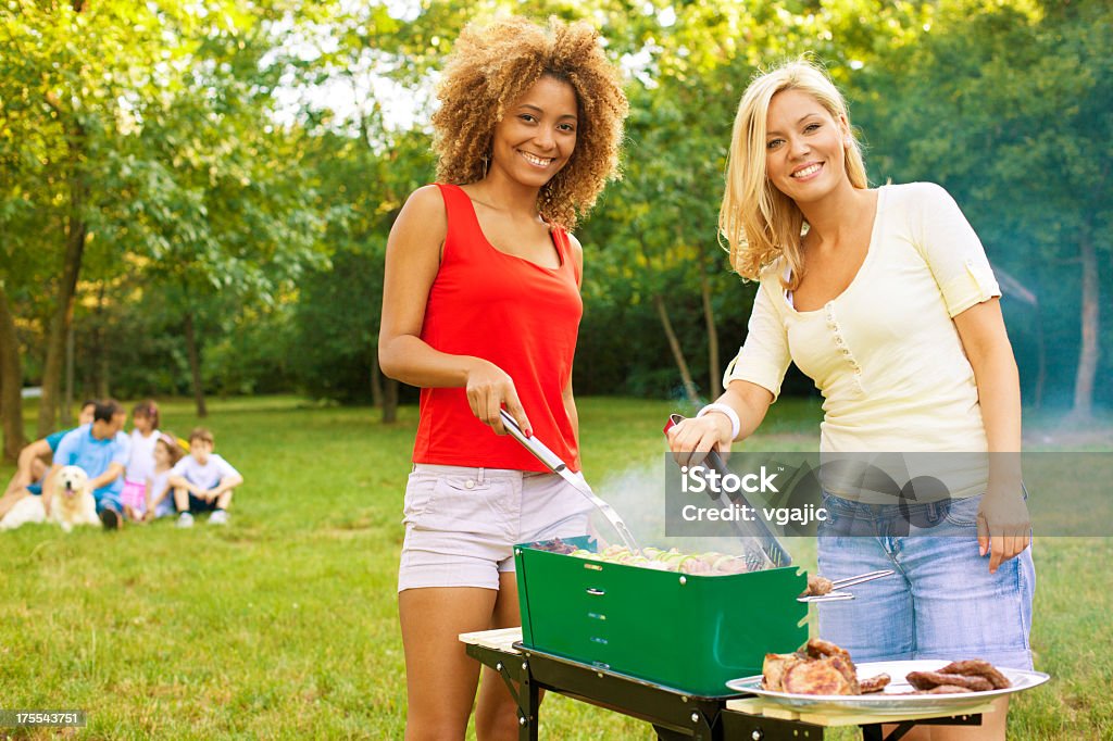 Famille appréciant un barbecue pique-nique. - Photo de Barbecue libre de droits