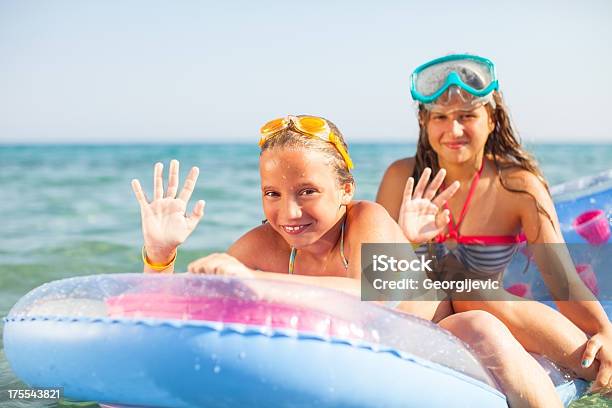 Kinder Im Meer Zum Sitzen Auf Einem Strand Aufblasbare Matratze Stockfoto und mehr Bilder von Aktivitäten und Sport