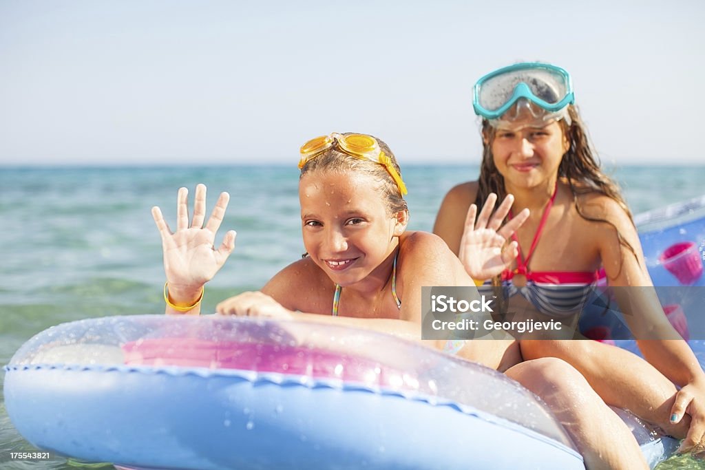 어린이 바다빛 siting 따라 공기 주입 플라주 매트리스 - 로열티 프리 가족 스톡 사진