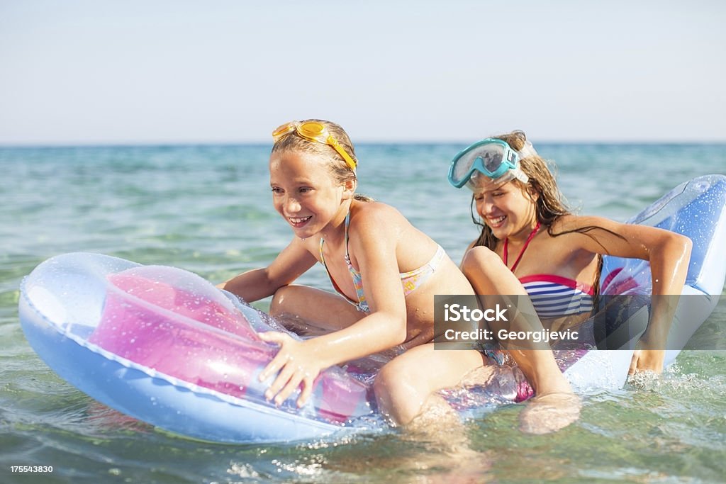 Crianças no mar localização no Colchão de praia Insuflável - Royalty-free Adolescente Foto de stock
