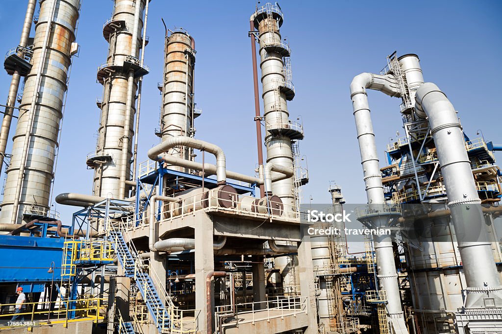 Нефтехимический завод - Стоковые фото Башня роялти-фри