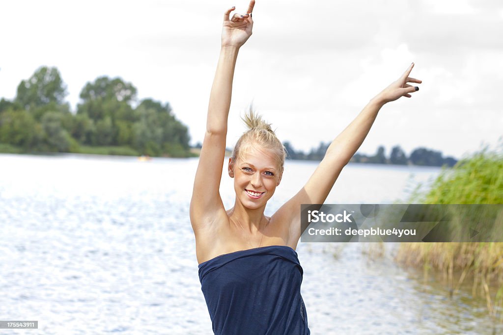 Красоты молодая женщина на пляже - Стоковые фото 20-24 года роялти-фри