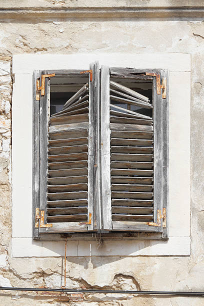 janela de madeira envelhecida do obturador fachada de zadar, croácia - shutter unhygienic ancient old - fotografias e filmes do acervo