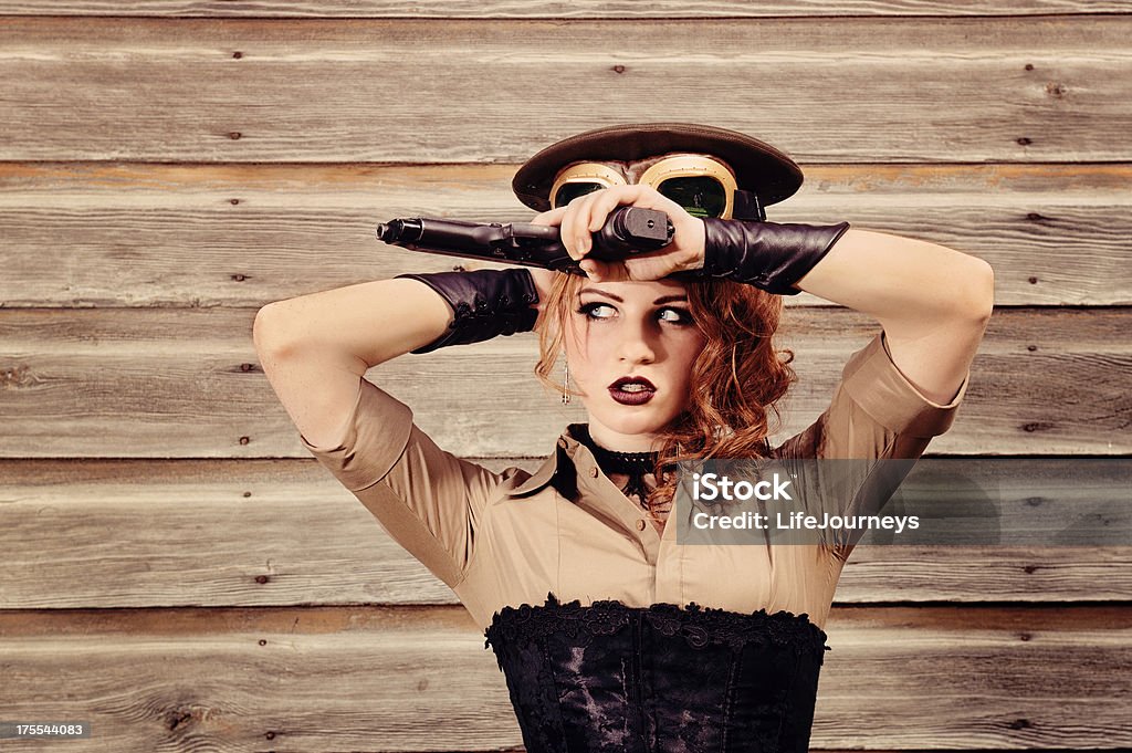 Steampunk kobieta z uchwytem pistoletowym gogle i wojskowy - Zbiór zdjęć royalty-free (Modelka i model)