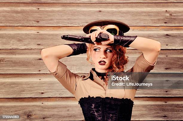 Steampunk Kobieta Z Uchwytem Pistoletowym Gogle I Wojskowy - zdjęcia stockowe i więcej obrazów Modelka i model