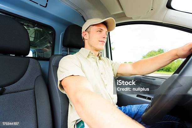 Consegna Ragazzo Guida - Fotografie stock e altre immagini di Camionista - Camionista, Giovane adulto, Velocità