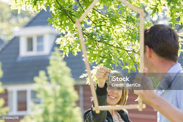 Casal Jovem Quer Comprar Uma Câmara - Fotografias de stock e mais imagens de 25-29 Anos - 25-29 Anos, Adulto, Ao Ar Livre