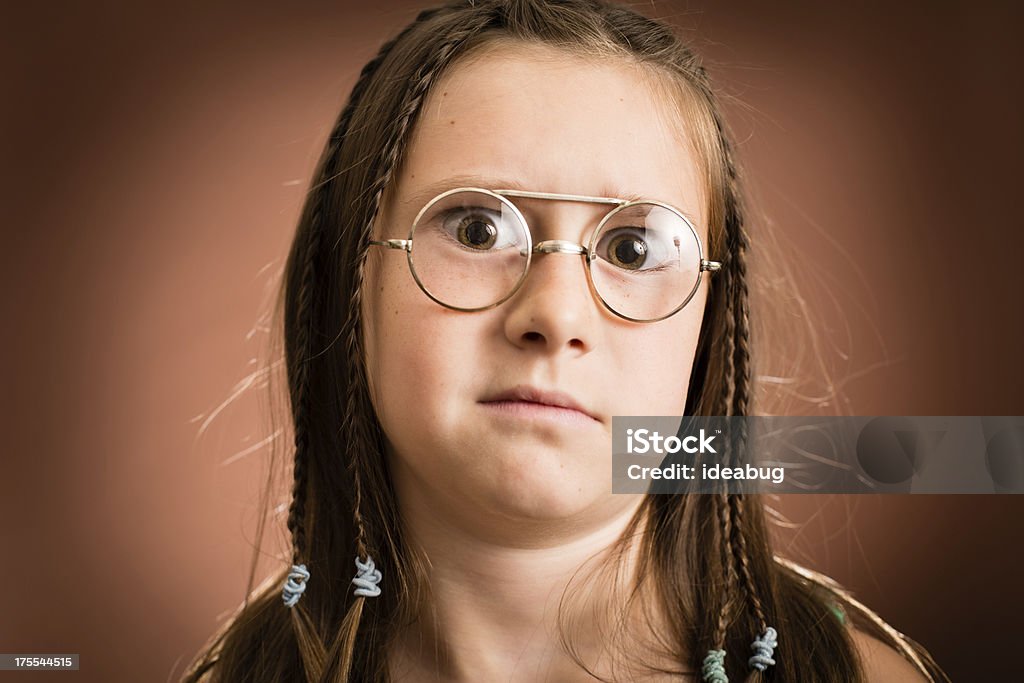 Petite fille portant technique, lunettes Vintage - Photo de 8-9 ans libre de droits