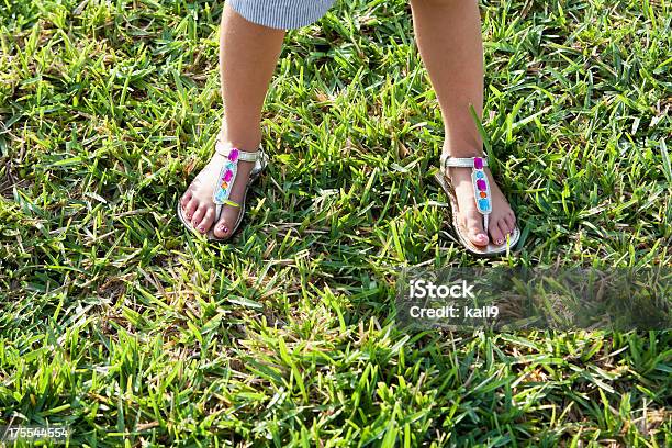 Photo libre de droit de Petite Fille Avec Des Sandales banque d'images et plus d'images libres de droit de Sandales - Sandales, Herbe, Enfant