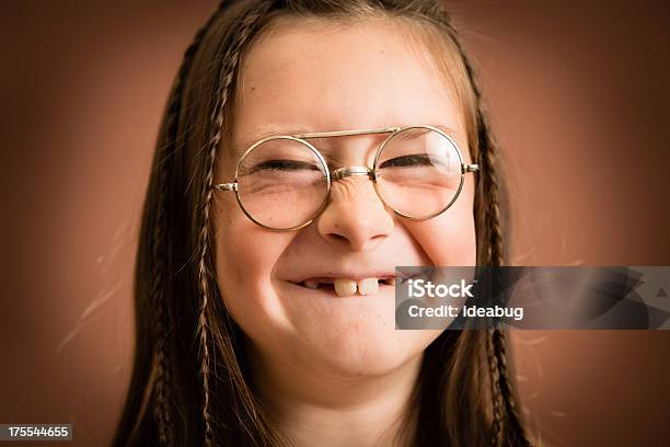 Plano Aproximado De Pequena Menina Nerd Com Sorriso Amarelo - Fotografias de stock e mais imagens de 8-9 Anos