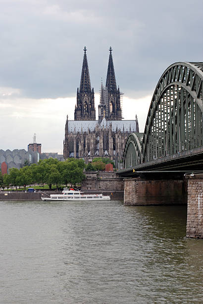 colonia de la catedral y hohenzollern brigde - eos5d fotografías e imágenes de stock