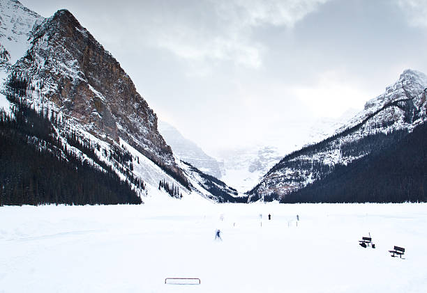 juego de hockey sobre hielo de canadá - lago louise lago fotografías e imágenes de stock