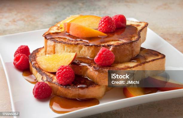 Tostadas Francesas Con Frutas Y Almíbar En Una Encimera De Mármol Foto de stock y más banco de imágenes de Tostada francesa