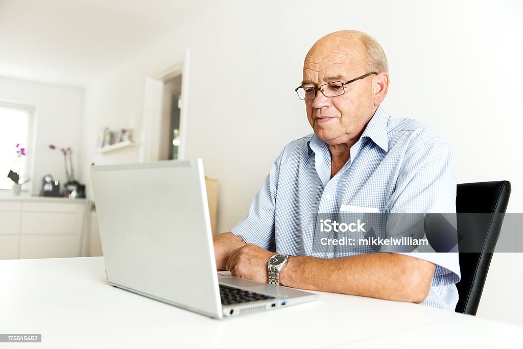 노인 남자 노트북을 함께 - 로열티 프리 60-69세 스톡 사진