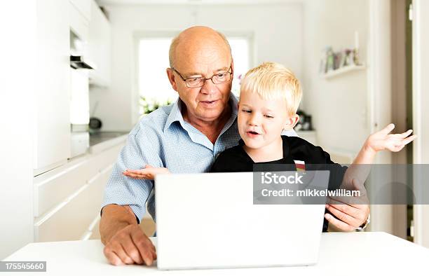 Wnuk Pomaga Granddad Z Laptopa - zdjęcia stockowe i więcej obrazów 4 - 5 lat - 4 - 5 lat, 60-69 lat, 70-79 lat