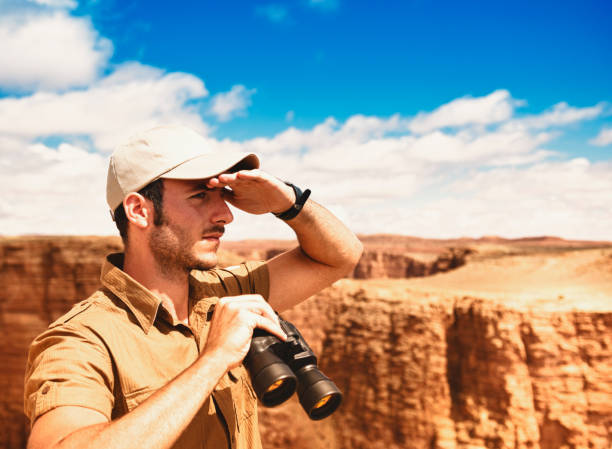 esperando en el gran cañón - pursuit binoculars mountain sky fotografías e imágenes de stock