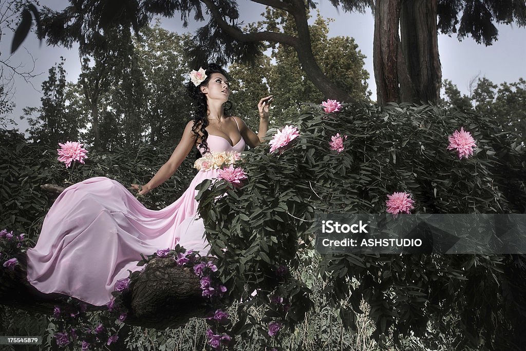 Молодые женщины, которые позируют на природе - Стоковые фото Высокая мода роялти-фри