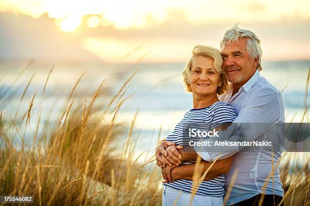 Senior Par Disfrutar De Sus Golden Años Foto de stock y más banco de imágenes de 60-69 años - 60-69 años, Abrazar, Actividades recreativas