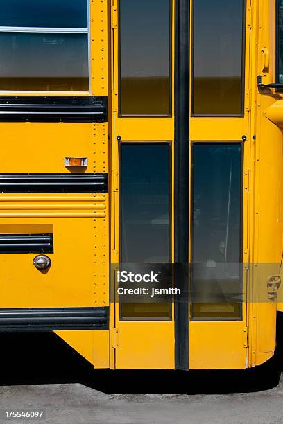 Scuolabus Portiera - Fotografie stock e altre immagini di Adolescenza - Adolescenza, Allegro, Allievo